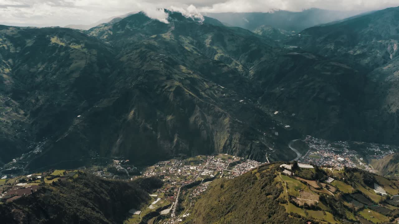vista panorámica del paisaje urbano de baños de agua santa en la provincia de tungurahua en ecuador, américa del sur