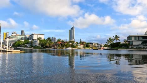 paseo en barco por los canales de la costa de oro