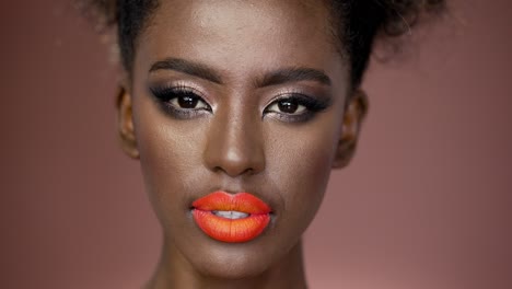 retrato en primer plano de una mujer con maquillaje vibrante