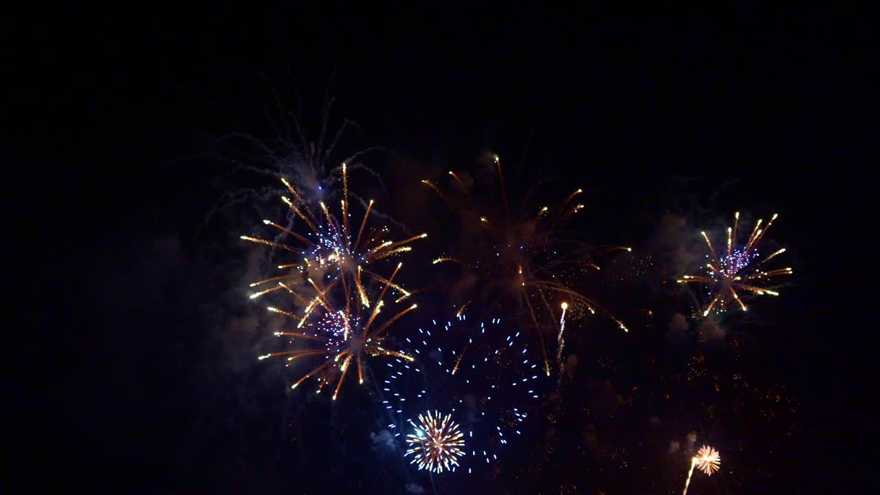 hermosa exhibición de trabajo de fuego colorido por la noche para la celebración en el festival