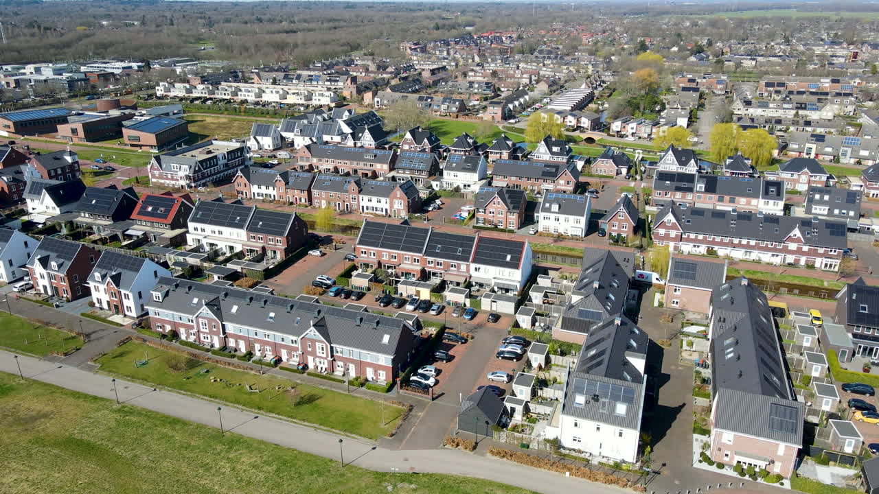 옥상에 태양 전지판이 있는 마을의 주택 공중