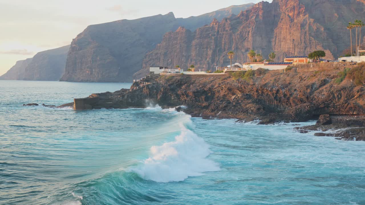 La cordillera y el complejo turístico de Los Gigantes en la soleada Tenerife, España.