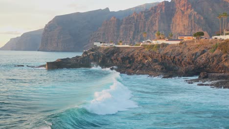 Cordillera-De-Los-Gigantes-Y-Resort-En-La-Soleada-Tenerife,-España.