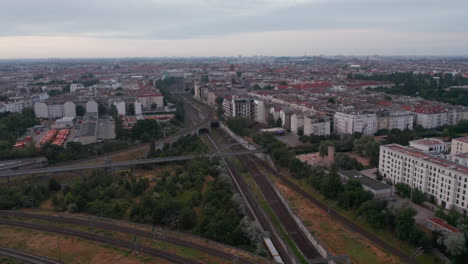 Vista-Aérea-Del-Cruce-De-Vías-Férreas-Rodeado-De-Barrio-Urbano-En-Una-Gran-Ciudad.-Berlín,-Alemania