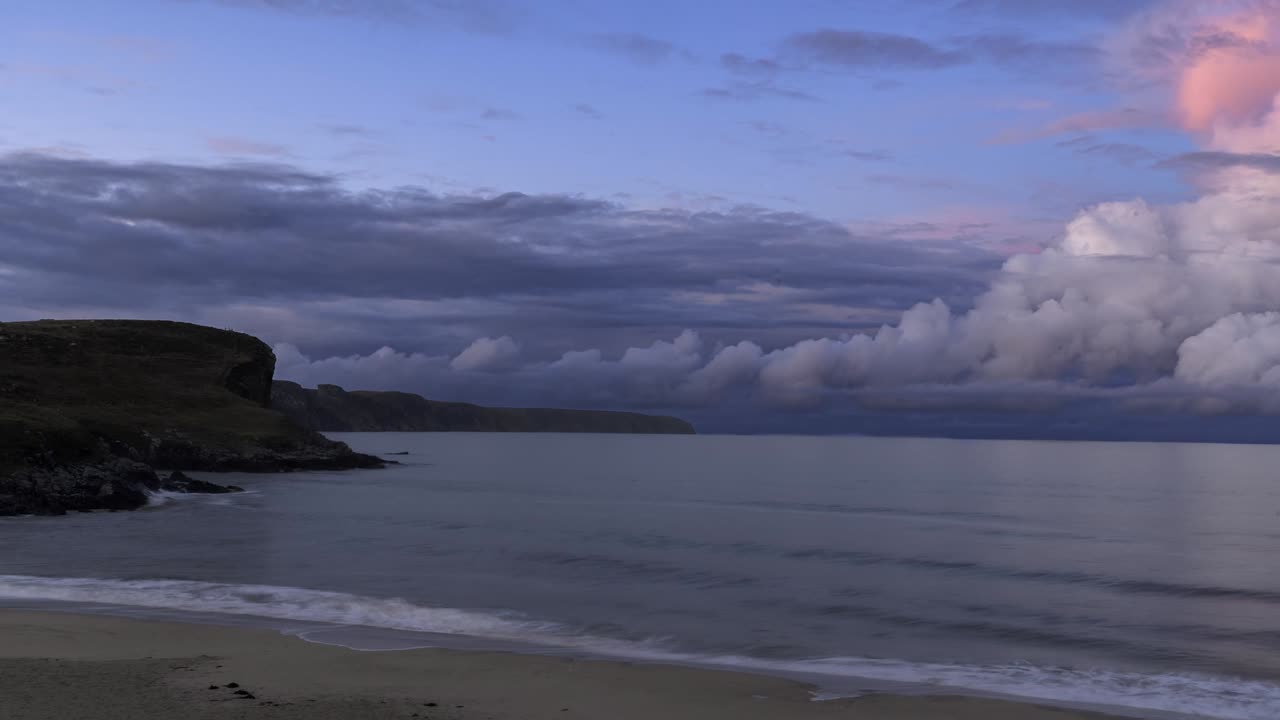 모래 해변 위에 부 ⁇ 히는 파도의 일몰 시간 경과