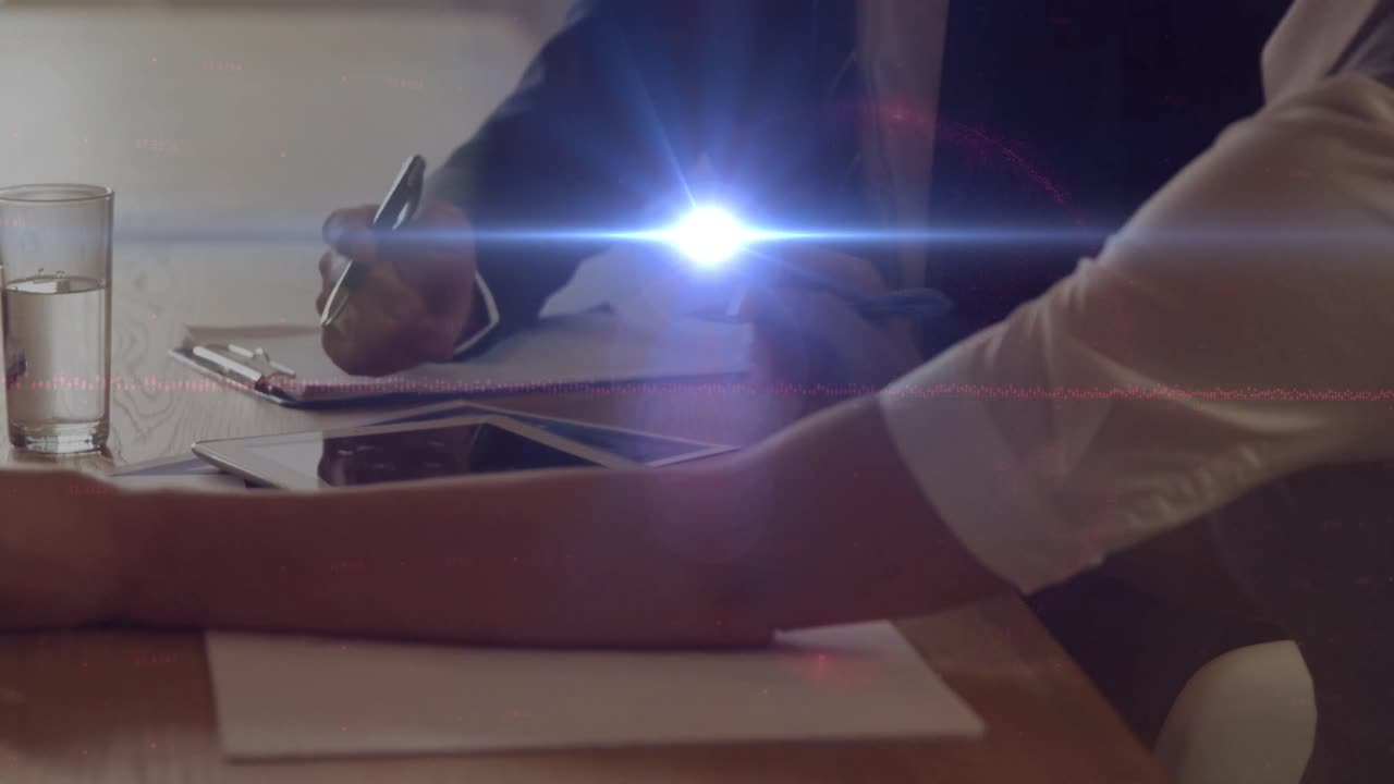 animación de luz azul sobre hombres de negocios caucásicos en la oficina