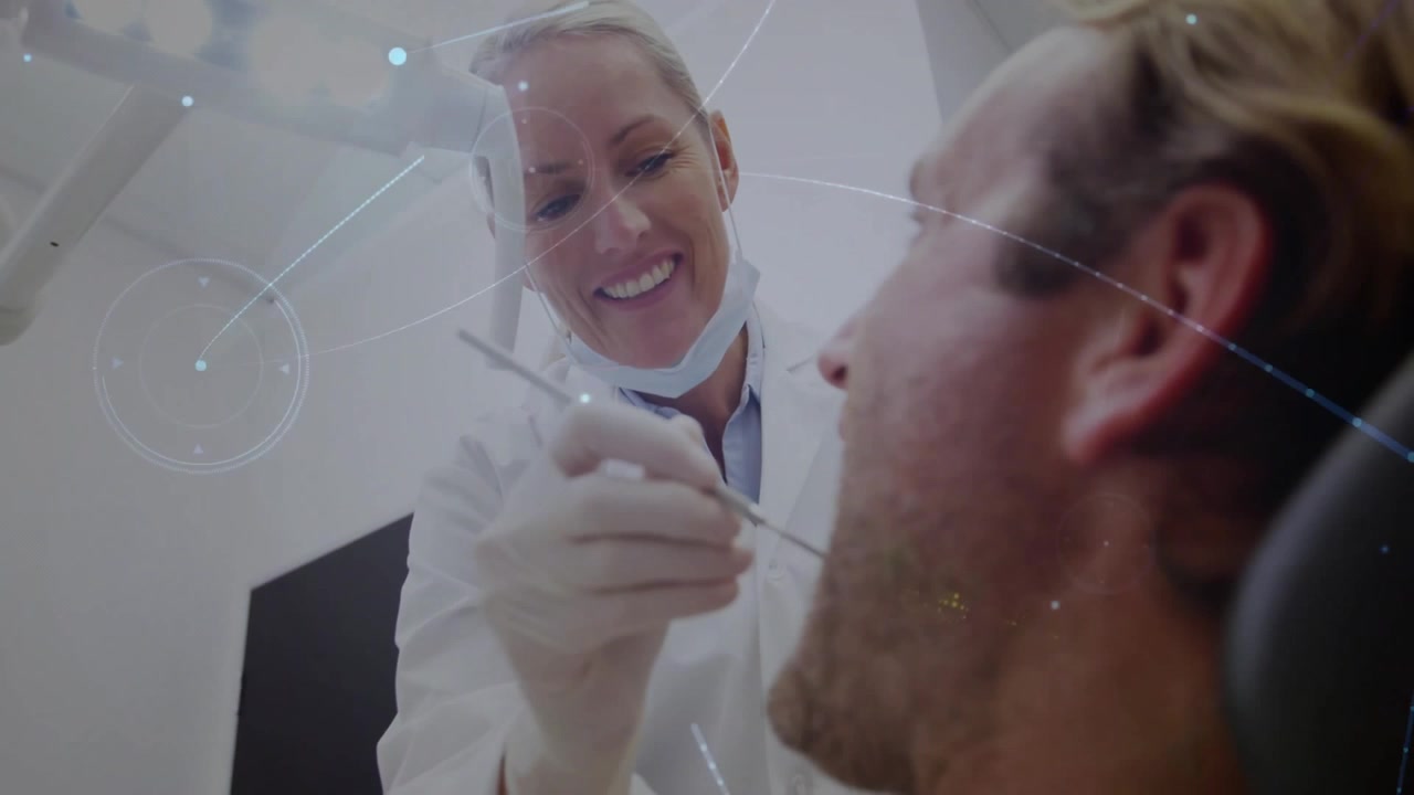 Dentista donna che posiziona uno specchietto nella bocca del paziente, garantendo la salute dentale con una griglia di dati che appare.