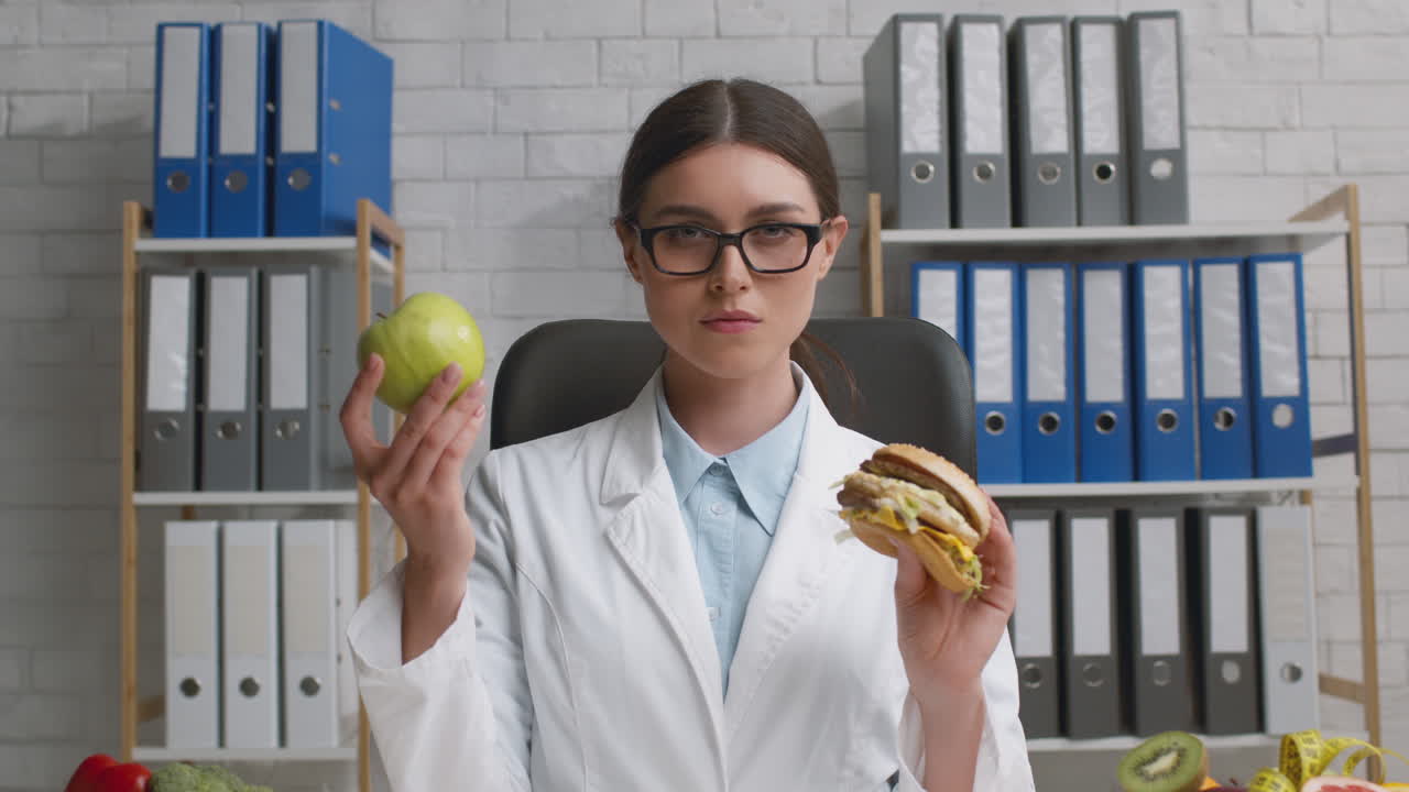 nutricionista comparando las opciones de alimentos saludables y no saludables