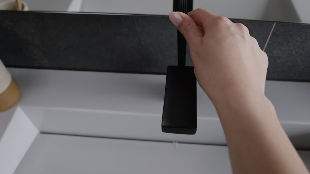 현대적인 화장실에서 손을 는 것