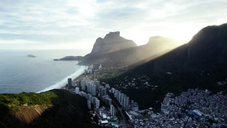 vista aérea de la zona de são conrado desde la montaña don irmaos, puesta de sol en río de janeiro, brasil