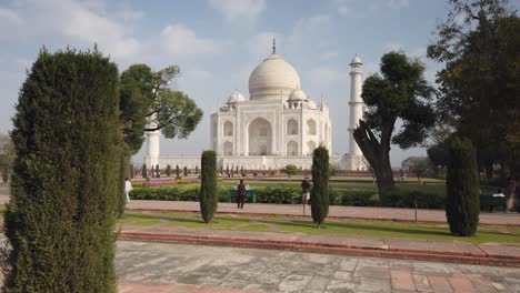 Move-up-of-Taj-mahal,-framed-by-trees-and-hedges-at-Agra,-Agravanam-Yamuna-River,-Uttar-Pradesh,-India