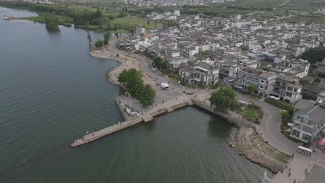 Imágenes-Aéreas-Del-Muelle-Longkan-A-Lo-Largo-Del-Lago-Erhai-En-La-Ciudad-De-Dali,-Provincia-De-Yunnan-En-China