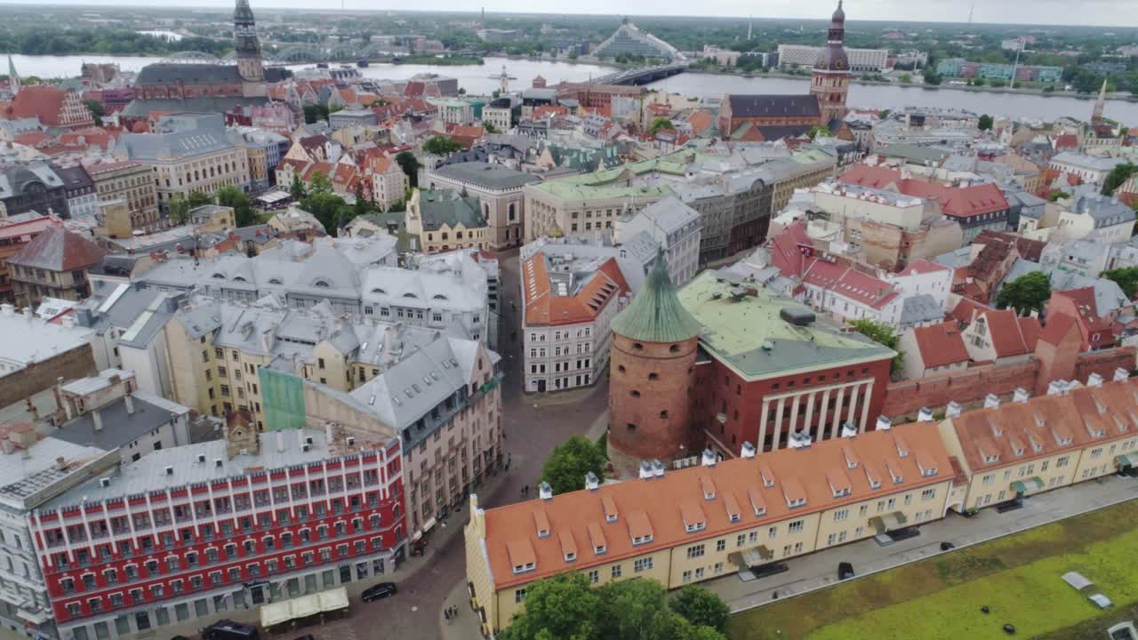 La vista aerea mostra i tetti e le strade della città vecchia di Riga vicino al parco Bastejkalns