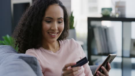 mujer comprando en línea con tarjeta de crédito y teléfono móvil