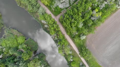 toma aérea de una nube que se refleja en la superficie del río