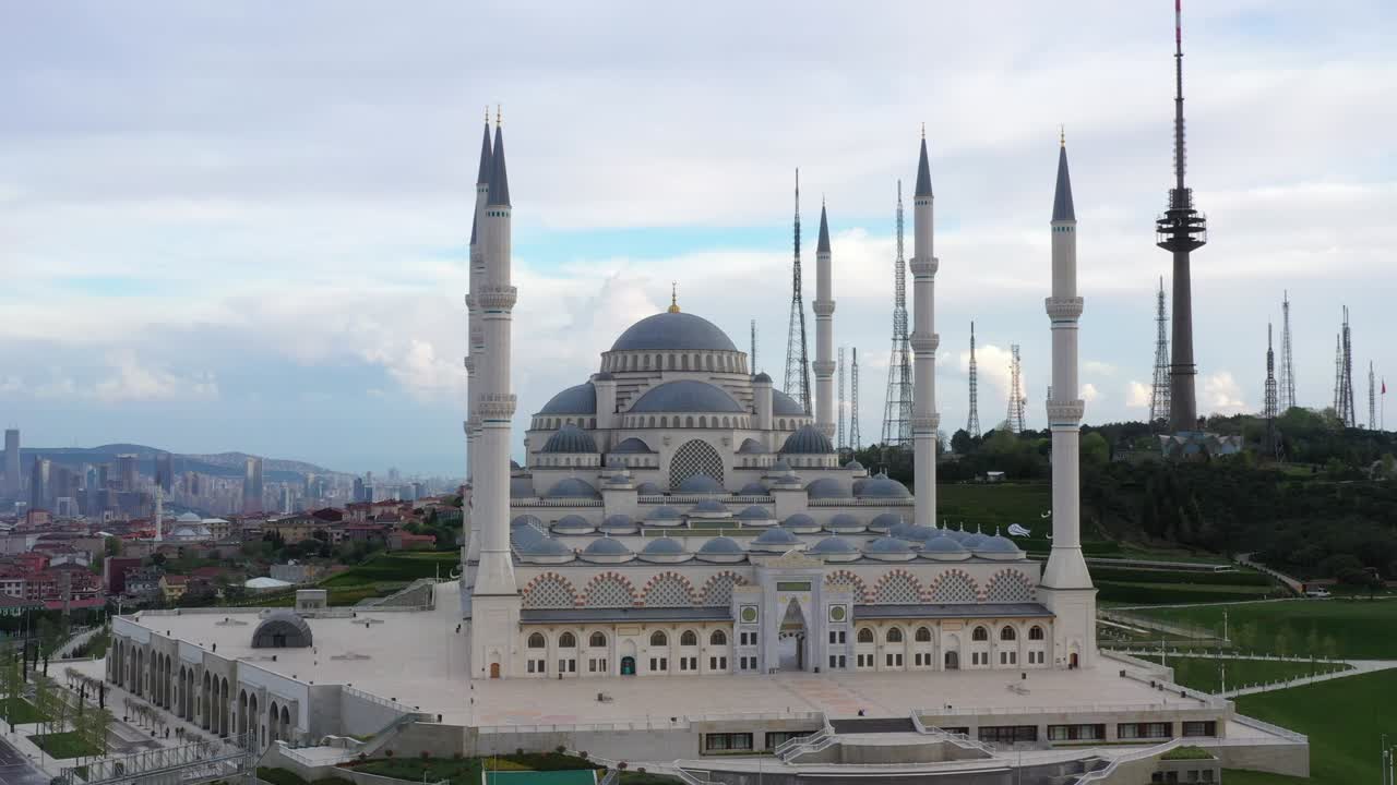 воздушный вид мечети камлица в стамбуле в рамадан