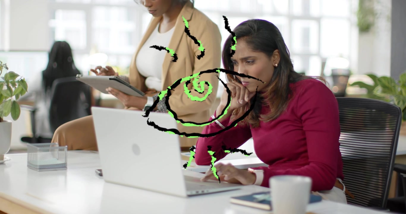 Mulher sentada digitando, e uma pessoa em pé tocando no tablet, com o trabalho de marketing evoluindo sob uma sobreposição em espiral.