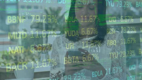 animación del mercado de valores sobre una mujer de negocios biracial usando un teléfono inteligente.