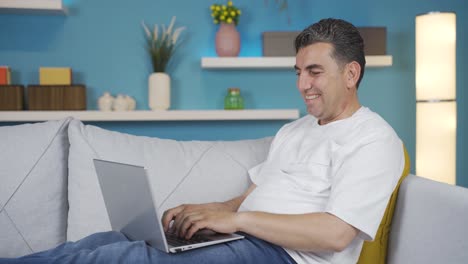 hombre charlando en la computadora portátil en casa.