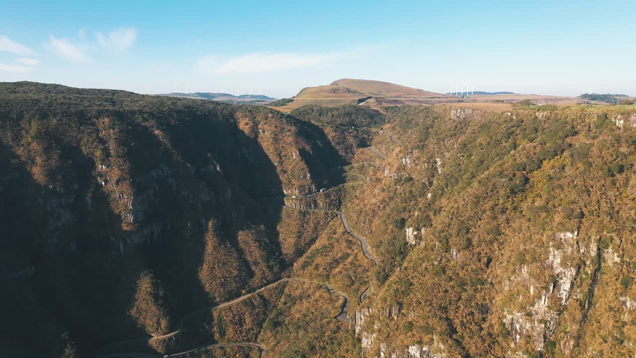 Bellissima e pericolosa strada di montagna tropicale, vista aerea della Serra Do Rio Do Rastro, Santa Catarina