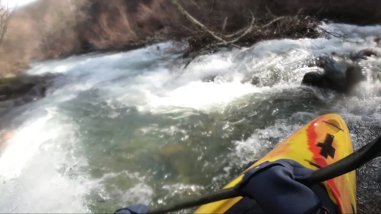 Kayak in acque bianche in una fredda giornata di primavera