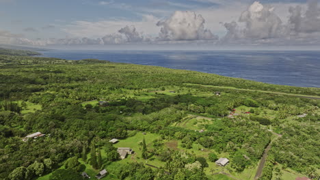 Vistas-Panorámicas-Aéreas-V2-De-Hana-Maui-Hawaii,-Pastos-Verdes-Elevados-Con-Vegetación-Exuberante-Que-Capturan-Casas-Residenciales-Rurales,-El-Aeropuerto-Regional-Y-El-Océano-Costero---Filmado-Con-Cine-Mavic-3---Diciembre-De-2022