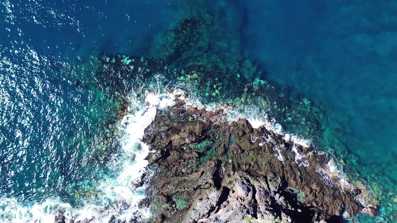 línea costera aérea con olas marinas en la isla volcánica de tenerife islas canarias, españa