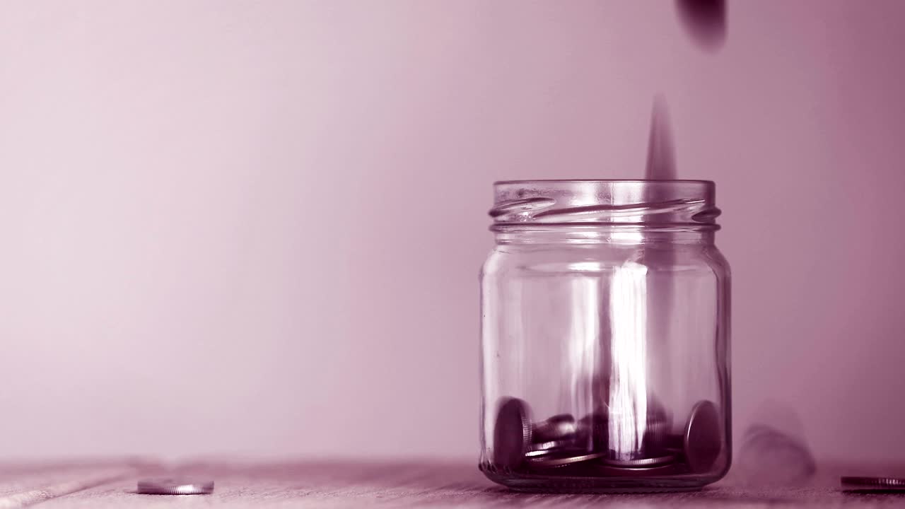 cerca de la moneda de dinero cayendo en un frasco de vidrio, un ahorro de dinero, donación o negocio concepto de crecimiento financiero, resolución 4k dci, tono de color vintage retro