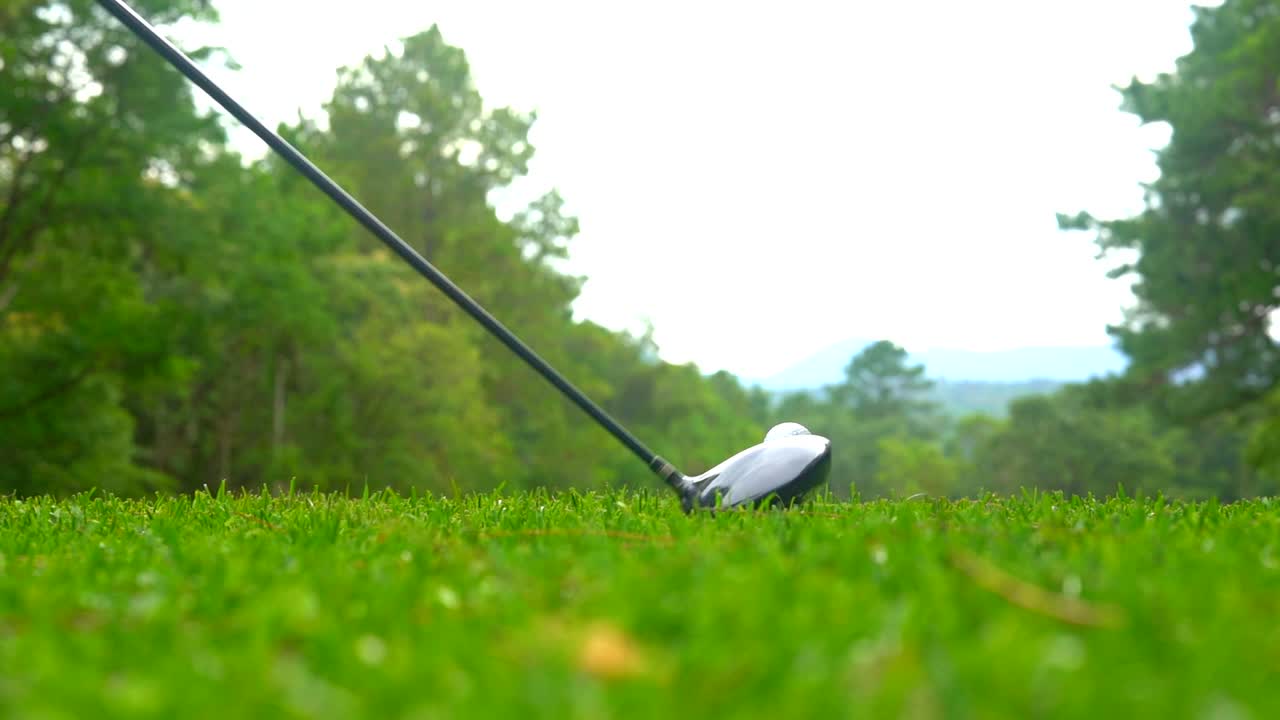 슬로우 모션 골퍼는 골프 코스에서 우승자를 위해 골프 공을 구에 는 아름다운 페어웨이입니다.