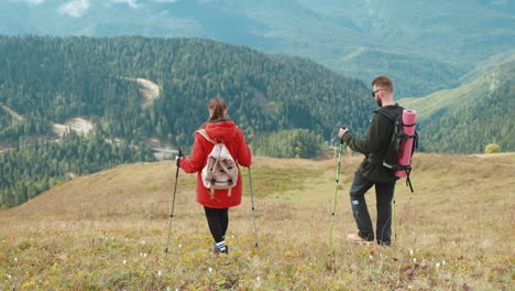 excursionistas disfrutando de las vistas de las montañas