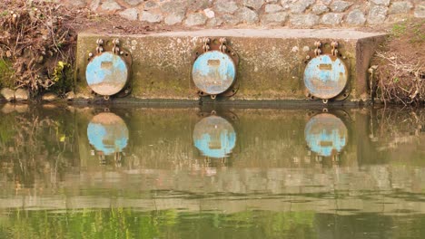 4K-Klappen-Wassertore-Im-Flusston-Taunton-Gerät,-Das-Wasser-In-Eine-Richtung-Fließen-Lässt-Und-Insbesondere-Zum-Ablassen-Von-Wasser-Bei-Ebbe-Verwendet-Wird