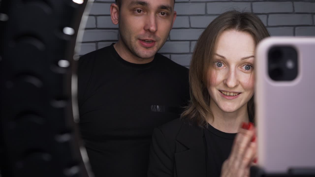 imágenes de una pareja de bloggers disparando una historia para su blog