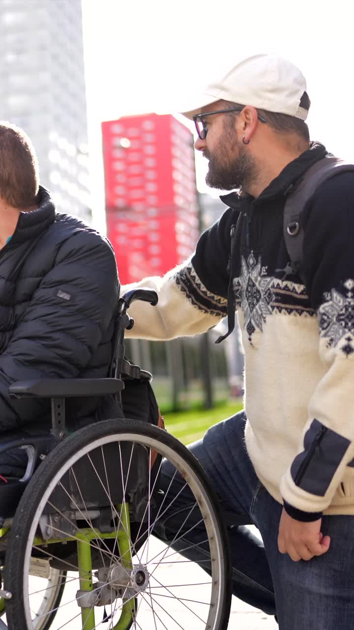 hombre en silla de ruedas al aire libre