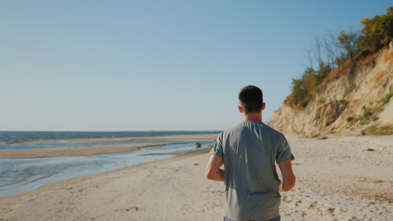 그림 같은 곳에서 해변에서 조깅하는 청년