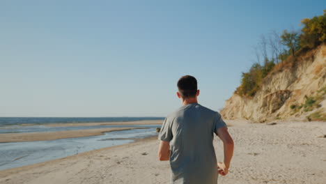 Junger-Mann,-Der-An-Einem-Malerischen-Ort-Am-Strand-Joggt