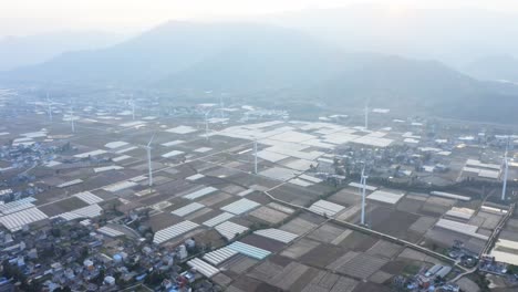 Drohnenaufnahmen-Eines-Großen-Chinesischen-Windparks-Im-Tal-Von-Sichuan