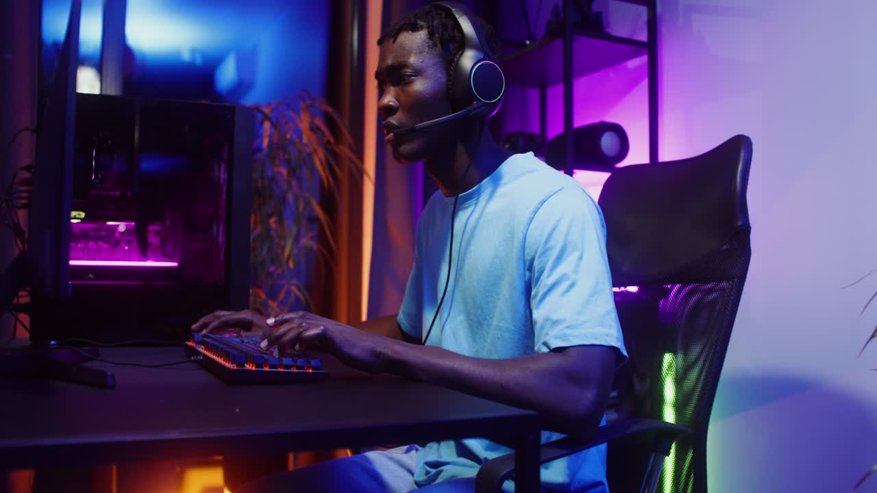 Giocatore che gioca ai videogiochi di notte