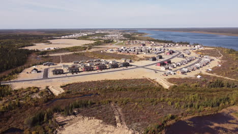 Vista-Aérea-De-La-Aldea-De-La-Nación-Cree-Chisasibi-Eeyou-Istchee-Baie-james-Quebec-Canadá