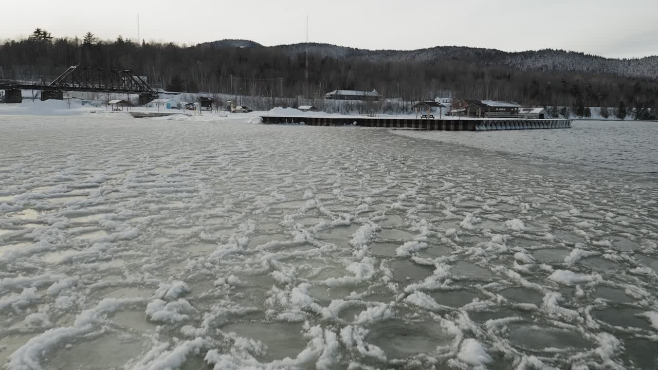 поверхность озера замерзшая зима аэрофотосъемка 4k