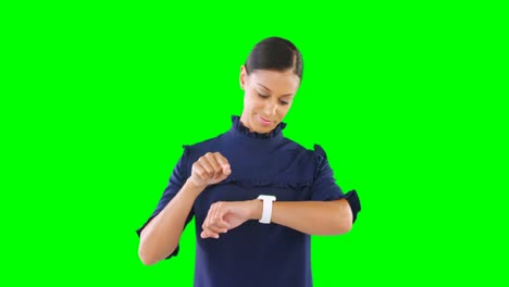 mujer usando reloj inteligente contra pantalla verde 4k