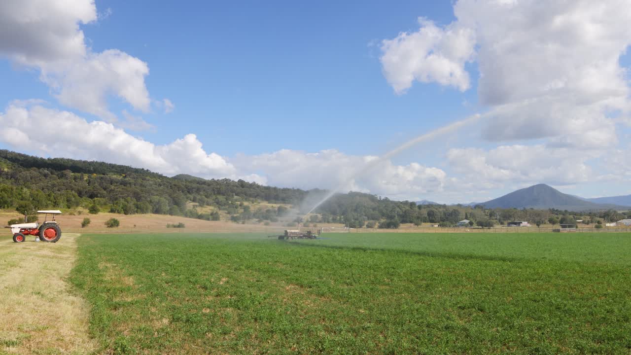 큰 초록색 에 물 아크 스프레이