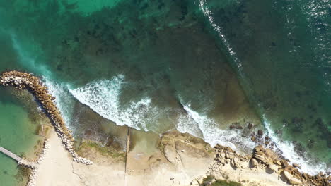 vista aérea superior de las olas que aplastan en martigues línea costera mediterránea azul