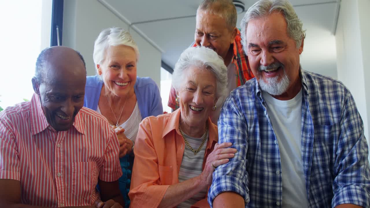 노인 친구들이 4k 노트북을 사용하면서 즐겁게 지내고 있습니다.