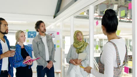 Kreative-Treffen-Sich-In-Einem-Modernen-Büro