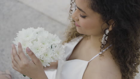 bride holding bouquet