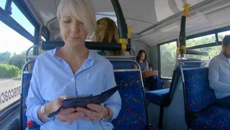 pasajeros que utilizan un dispositivo multimedia en un autobús 4k