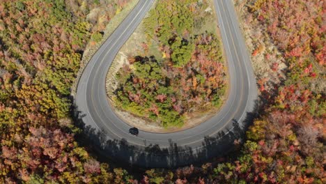 Antena-De-Arriba-Hacia-Abajo-De-Automóviles-En-El-Circuito-De-La-Carretera-Del-Cañón-De-Emigración-Durante-El-Otoño-En-Utah,-EE.UU.