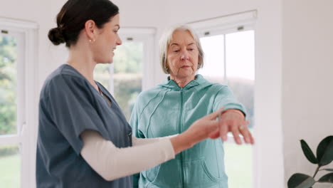 mujer, médico y paciente de edad avanzada en fisioterapia