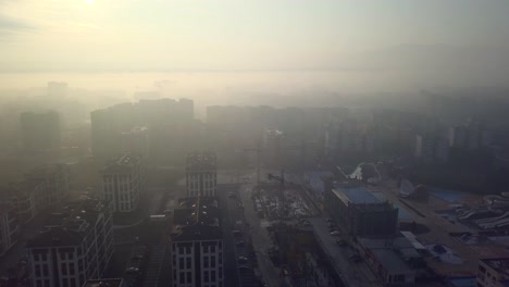 volando sobre una zona de viviendas de hormigón en europa oriental con muchos pájaros volando alrededor del dron