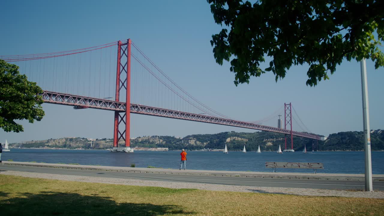 포르투갈 리스본에 있는 25 de abril 다리.